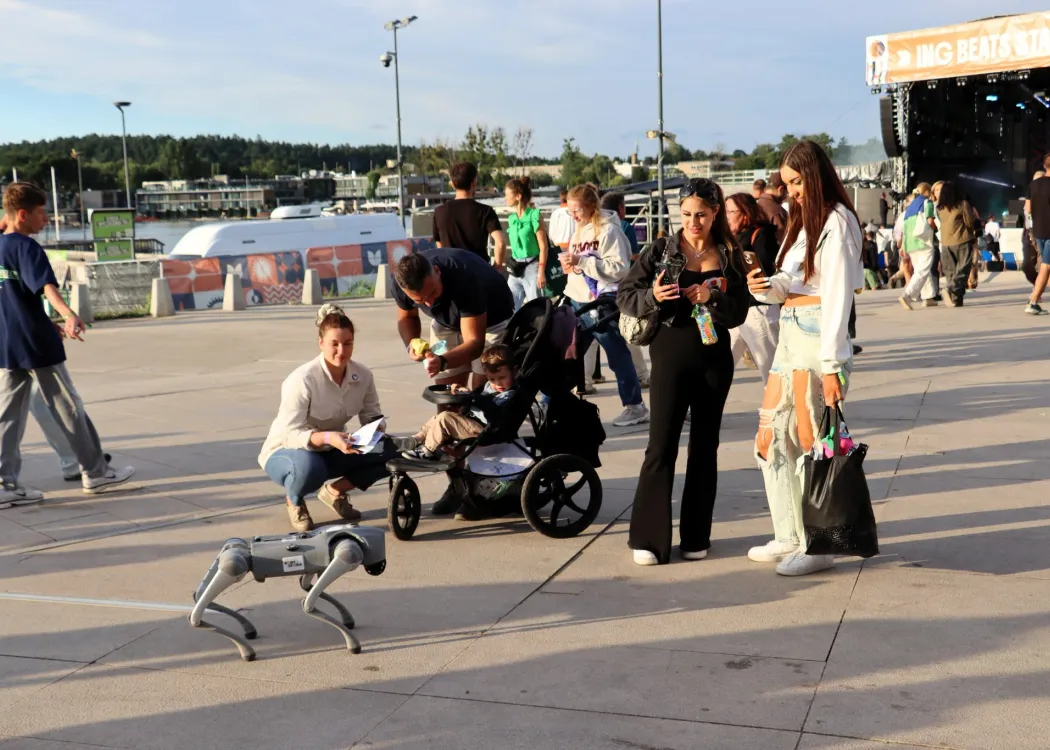 Kortosfera na Olsztyn Green Festivalu 2026: festiwalowicze podziwiają robota