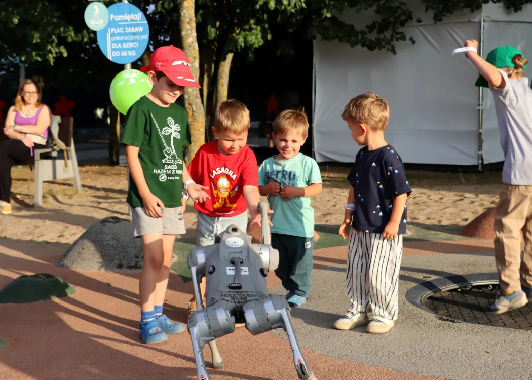 Kortosfera na Olsztyn Green Festivalu 2026: dzieci bawią się z robotem