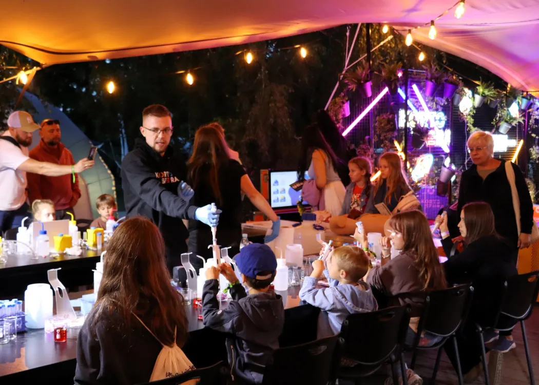 Kortosfera na Olsztyn Green Festivalu 2026: uczestnicy festiwalu biorą udział w atrakcjach na stoisku Kortosfery