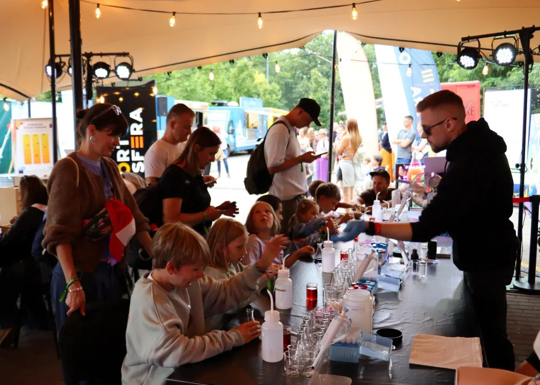 Kortosfera na Olsztyn Green Festivalu 2026: uczestnicy festiwalu biorą udział w atrakcjach na stoisku Kortosfery