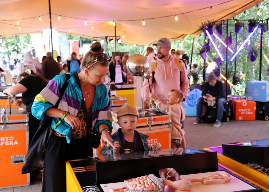 Kortosfera na Olsztyn Green Festivalu 2026: uczestnicy festiwalu biorą udział w atrakcjach na stoisku Kortosfery