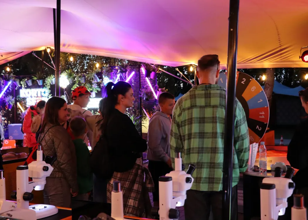 Kortosfera na Olsztyn Green Festivalu 2026: uczestnicy festiwalu biorą udział w atrakcjach na stoisku Kortosfery
