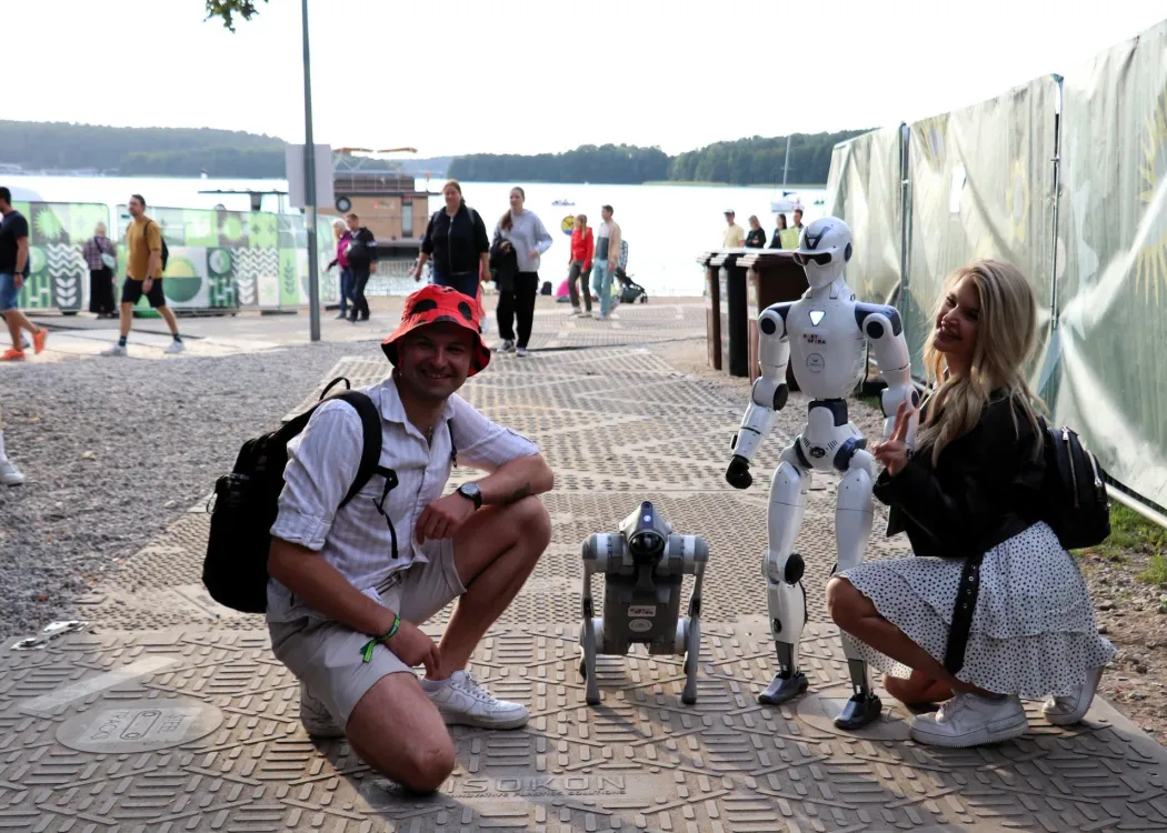 Kortosfera na Olsztyn Green Festivalu 2026: festiwalowicze bawią się z robotem