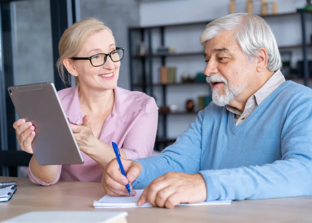 Para seniorów przy biurku 