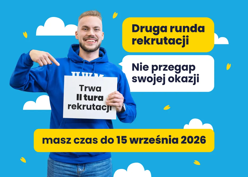 chłopak w niebieskiej bluzie z tabliczką trwa iI tura rekrutacji