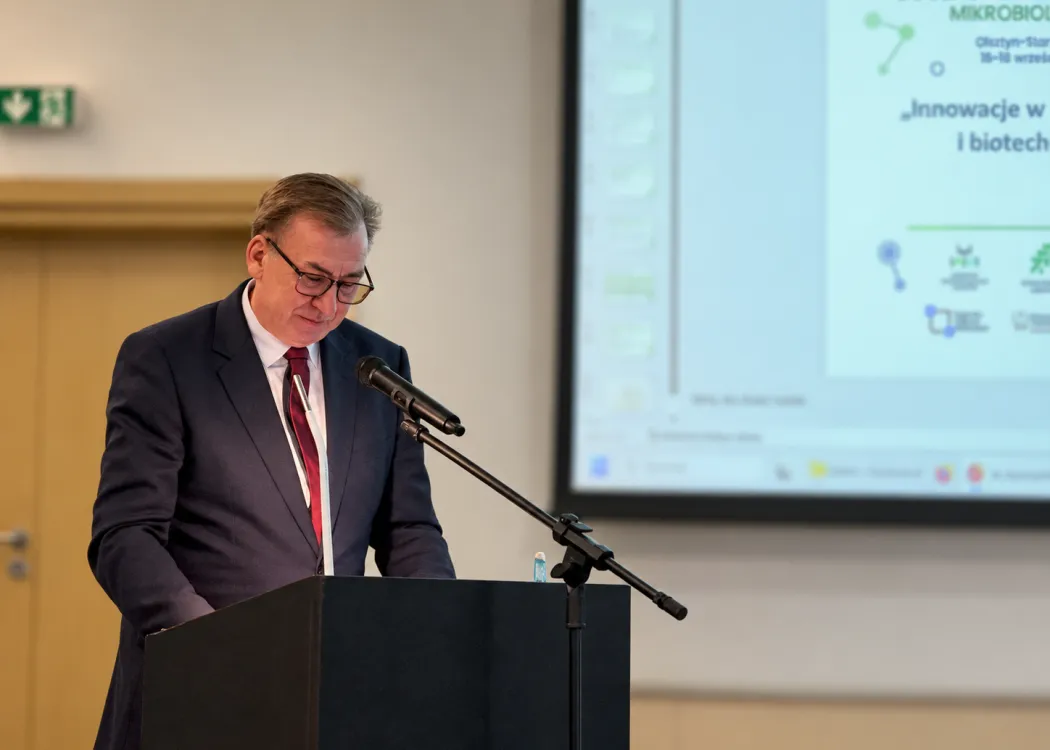 Prof. Krzysztof Jankowski przemawia podczas 58. Ogólnopolskiej Konferencji Mikrobiologicznej