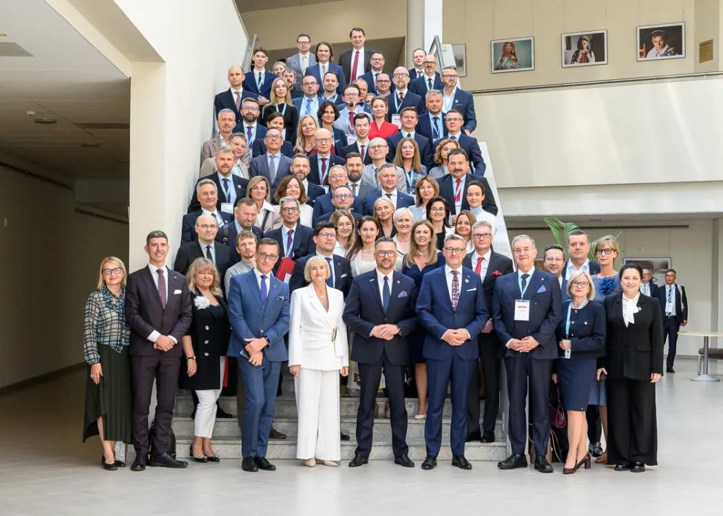 zdjęcie grupowe na schodach Centrum Konferencyjno-Szkoleniowego upamiętniające jubileusz 25-lecia Wydziału Prawa i Administracji UWM