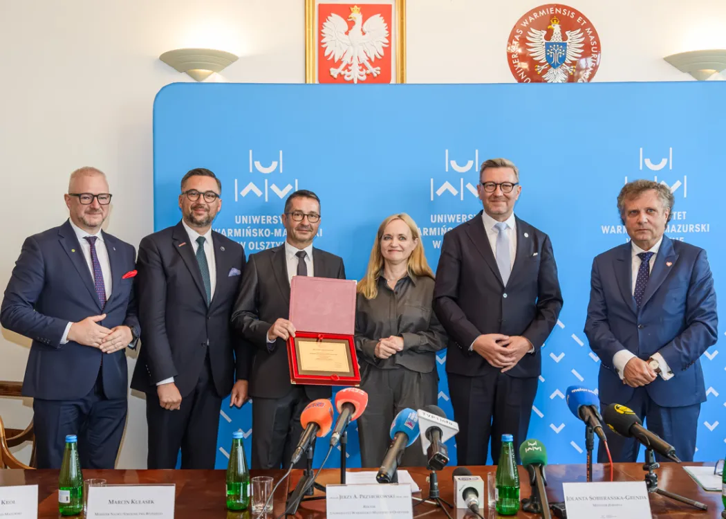 konferencja prasowa na UWM. Od lewej stoją: Radosław Król, Marcin Kulasek, Bogdan Włodarczyk, Jolanta Sobierańska-Grenda, Jerzy Przyborowski, Jacek Karnowski