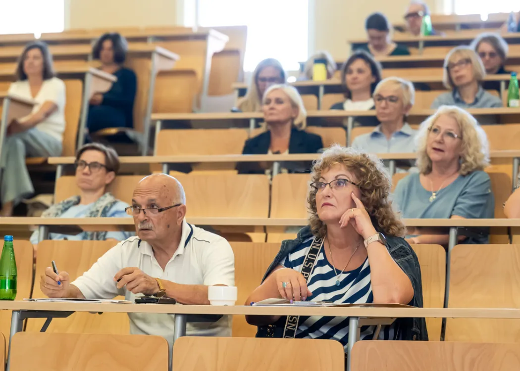 VIII Międzynarodowa Konferencja Komisji Socjolingwistyki: uczestnicy słuchają prelekcji