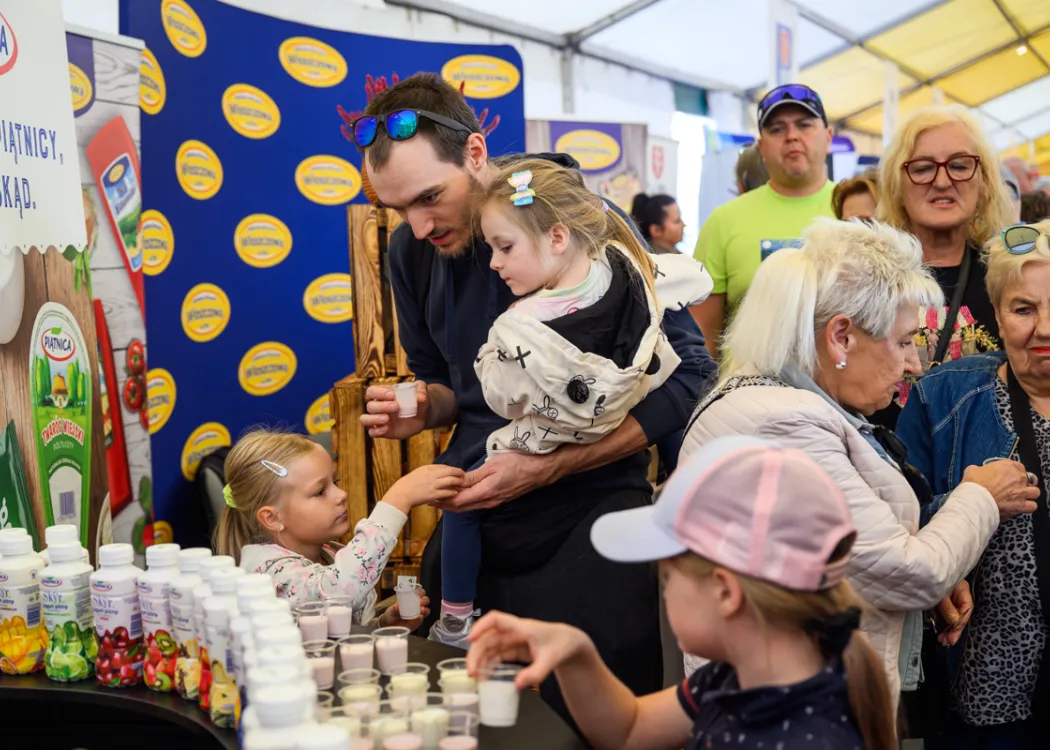 11. Święto Sera: uczestnicy degustują przy stoisku 