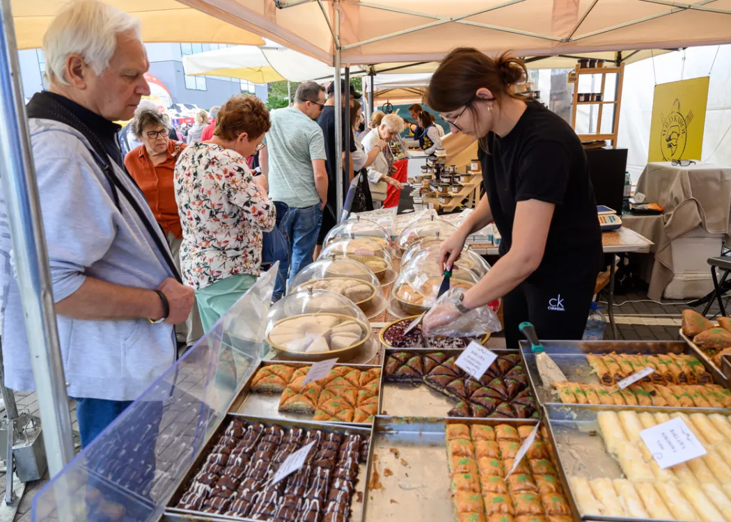 11. Święto Sera: uczestnicy degustują przy stoisku 