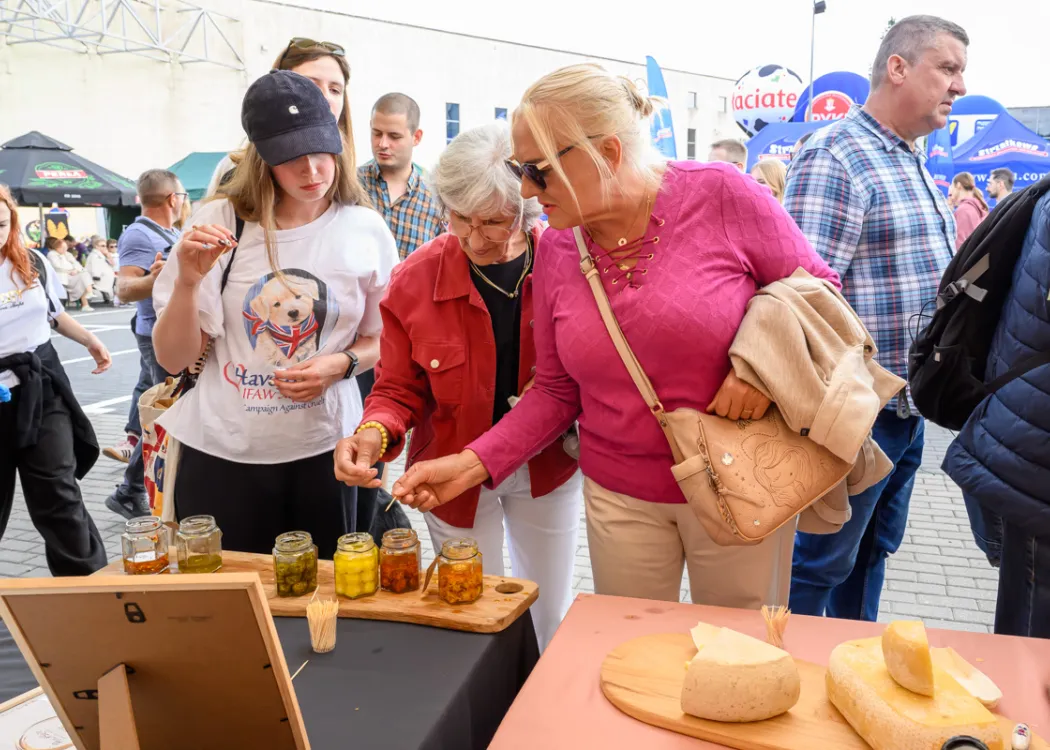 11. Święto Sera: uczestnicy degustują przy stoisku 
