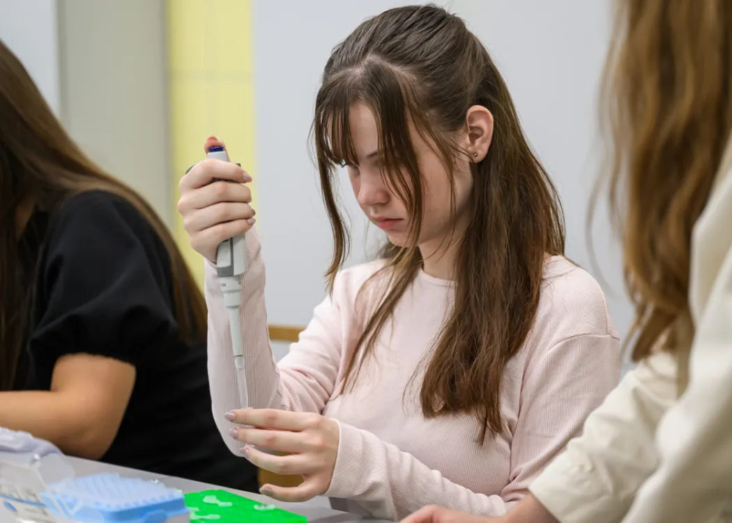 Tydzień z Nauką: uczestniczka z preparatem w laboratorium