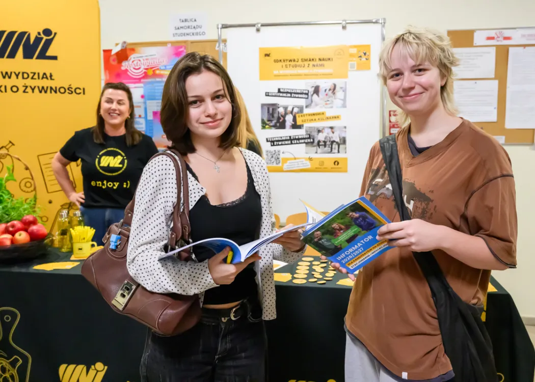 Salon Maturzystów 2026: uczestniczki z pozują do zdjęcia z informatorami UWM