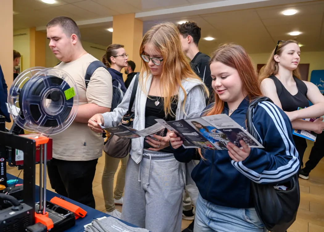 Salon Maturzystów 2026: uczestnicy przeglądają informatory UWM