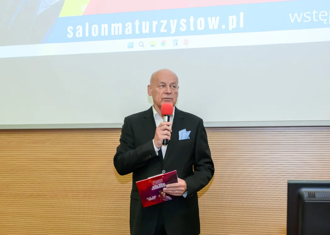 Salon Maturzystów 2026: szef Fundacji Perspektywy mówi do mikrofonu 