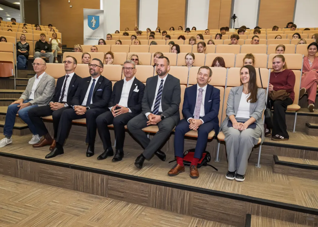 Salon Maturzystów 2026: uczestnicy siedzą na widowni w auli 