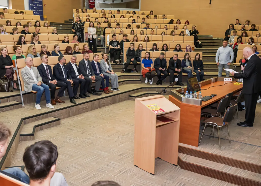 Salon Maturzystów 2026: uczestnicy siedzą na widowni w auli 