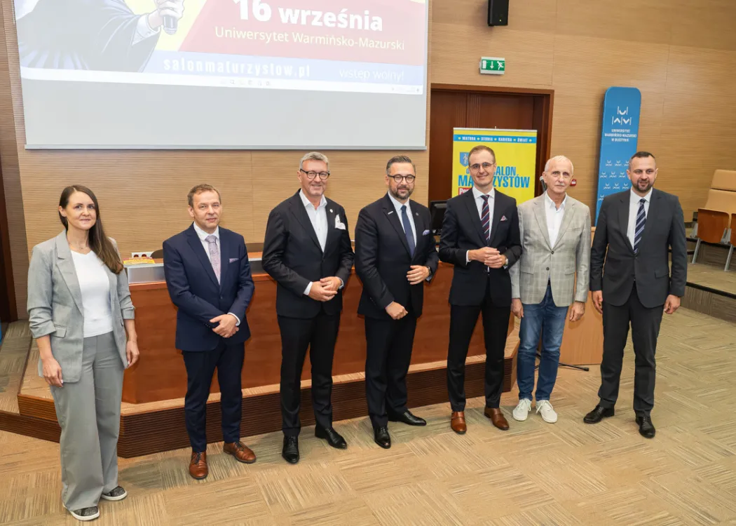 Salon Maturzystów 2026: władze uczelni, organizatorzy i gości pozują do zdjęcia