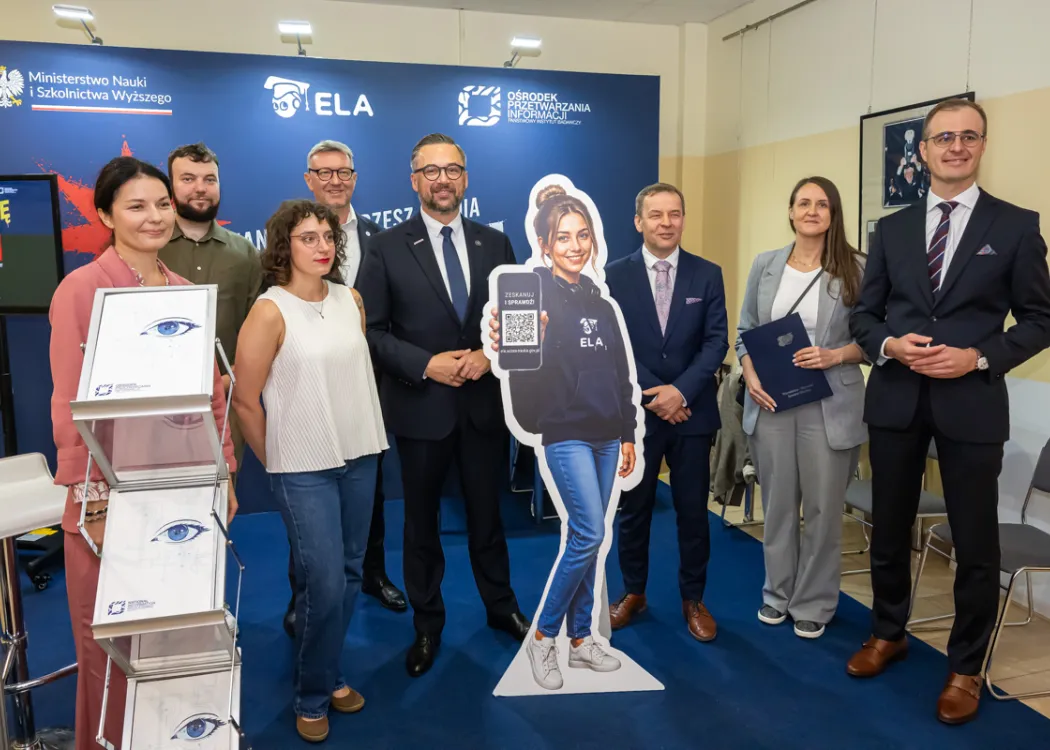 Salon Maturzystów 2026: władze uczelni, organizatorzy i gości pozują do zdjęcia
