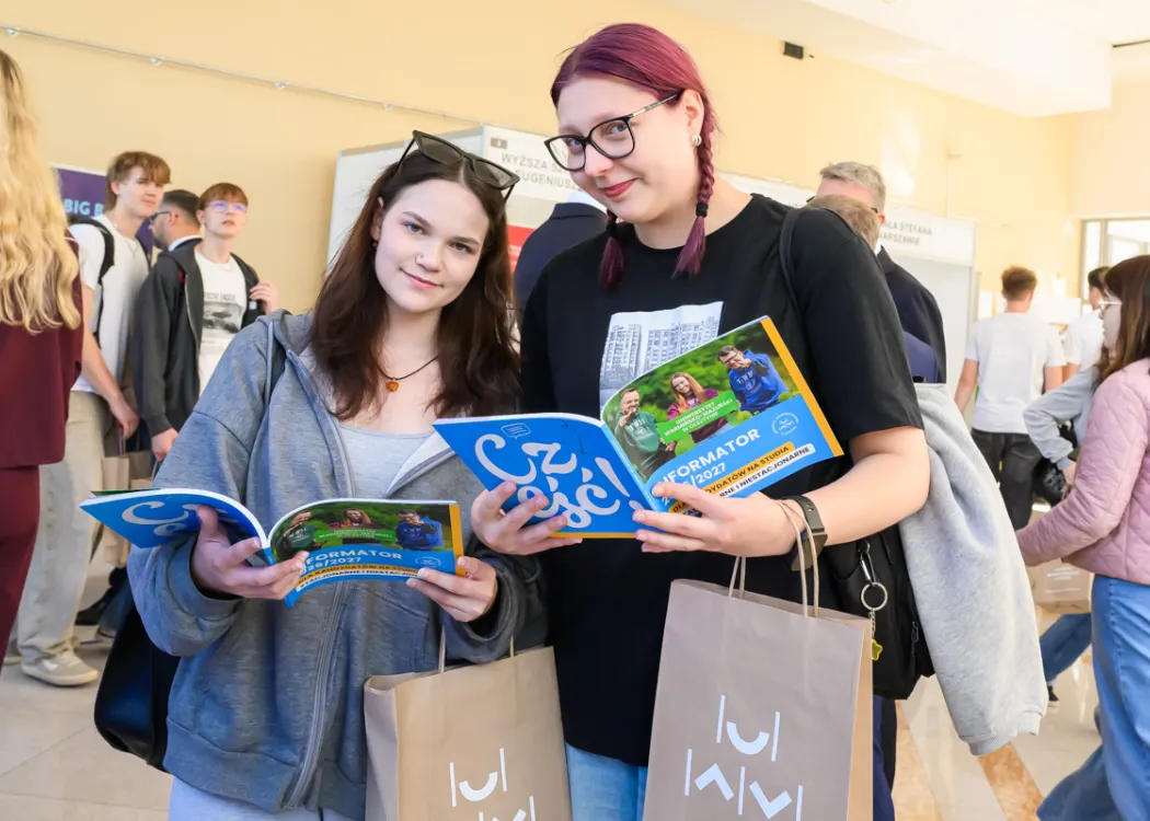 Salon Maturzystów 2026: uczestniczki pozują do zdjęcia z materiałami UWM