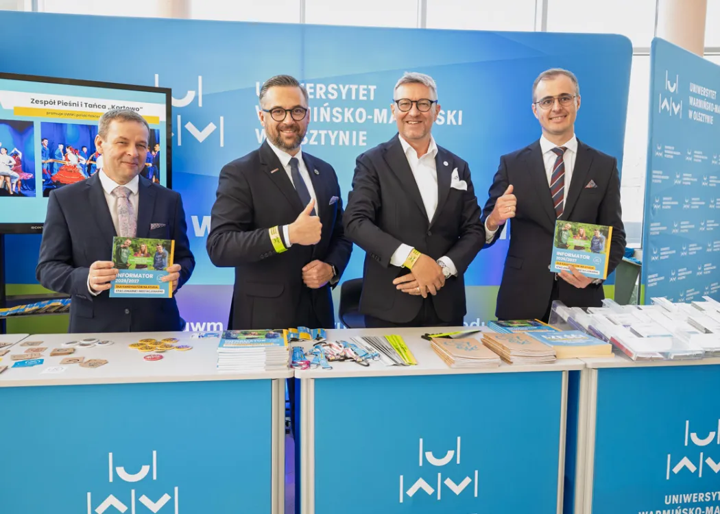 Salon Maturzystów 2026: władze uczelni i organizatorzy pozują do zdjęcia