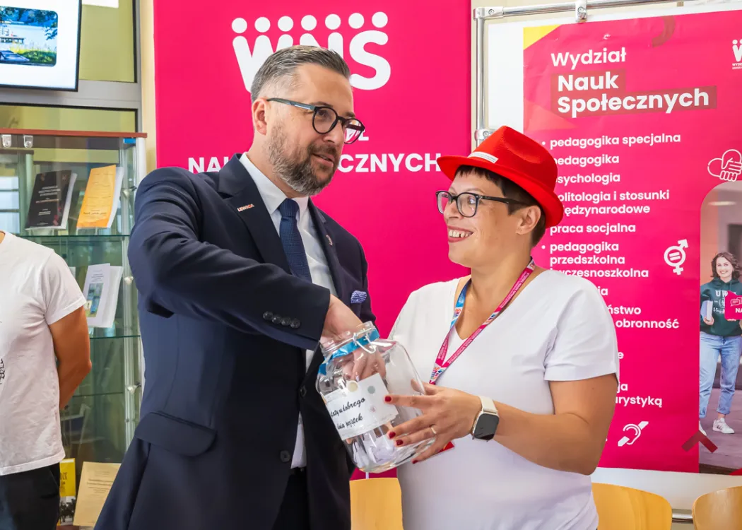 Salon Maturzystów 2026: minister losuje coś ze słoika