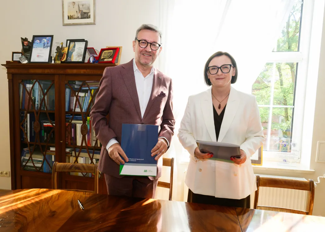 Prof. Jerzy Przyborowski i Aneta Wiecha-Wasiluk pozują do zdjęcia z podpisaną umową