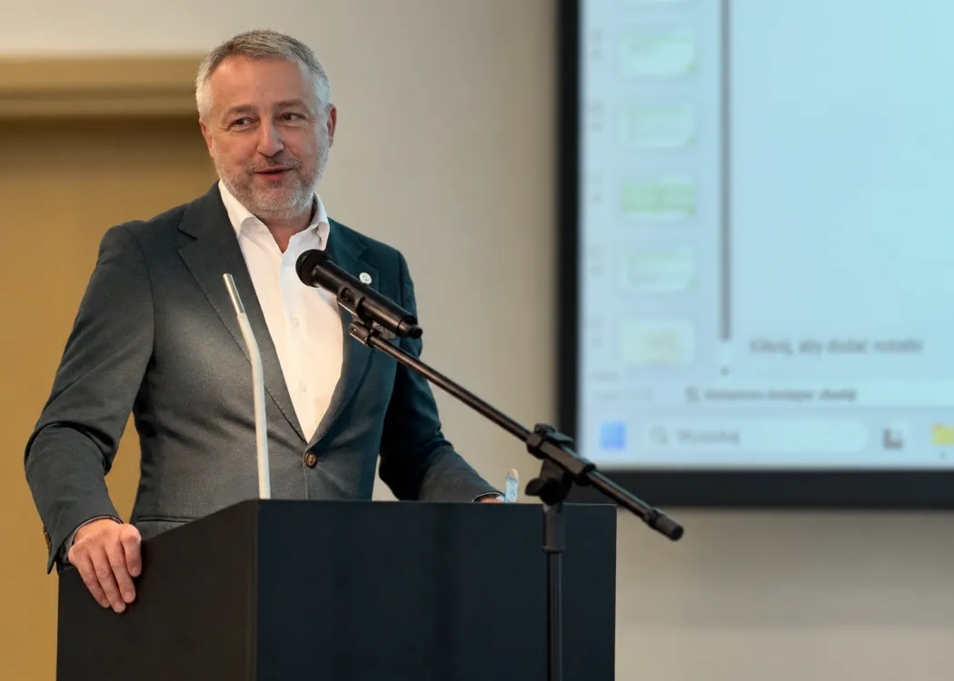 Prof. Jakub Sawicki przemawia podczas 58. Ogólnopolskiej Konferencji Mikrobiologicznej