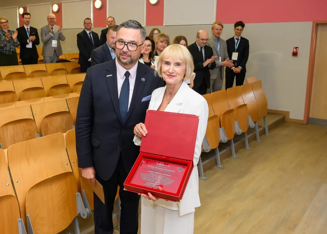 prof. Krystyna Szczechowicz i minister Marcin Kulasek po wręczeniu petycji