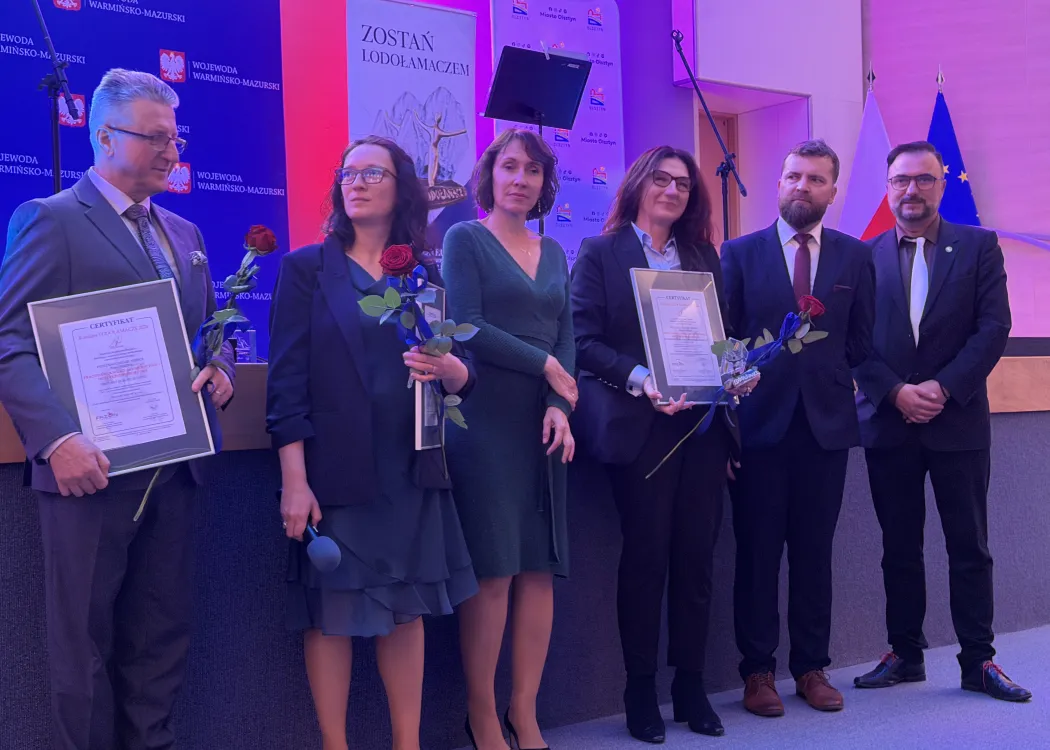 Gala Lodołamaczy 2026 - prorektor Mariola Grzybowska-Brzezińska odbiera statuetkę