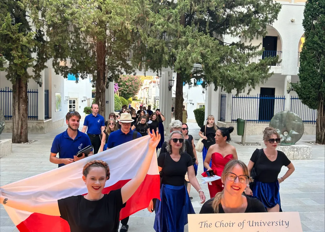 Chór im. prof. Wiktora Wawrzyczka w Czarnogórze pozuje z flagą