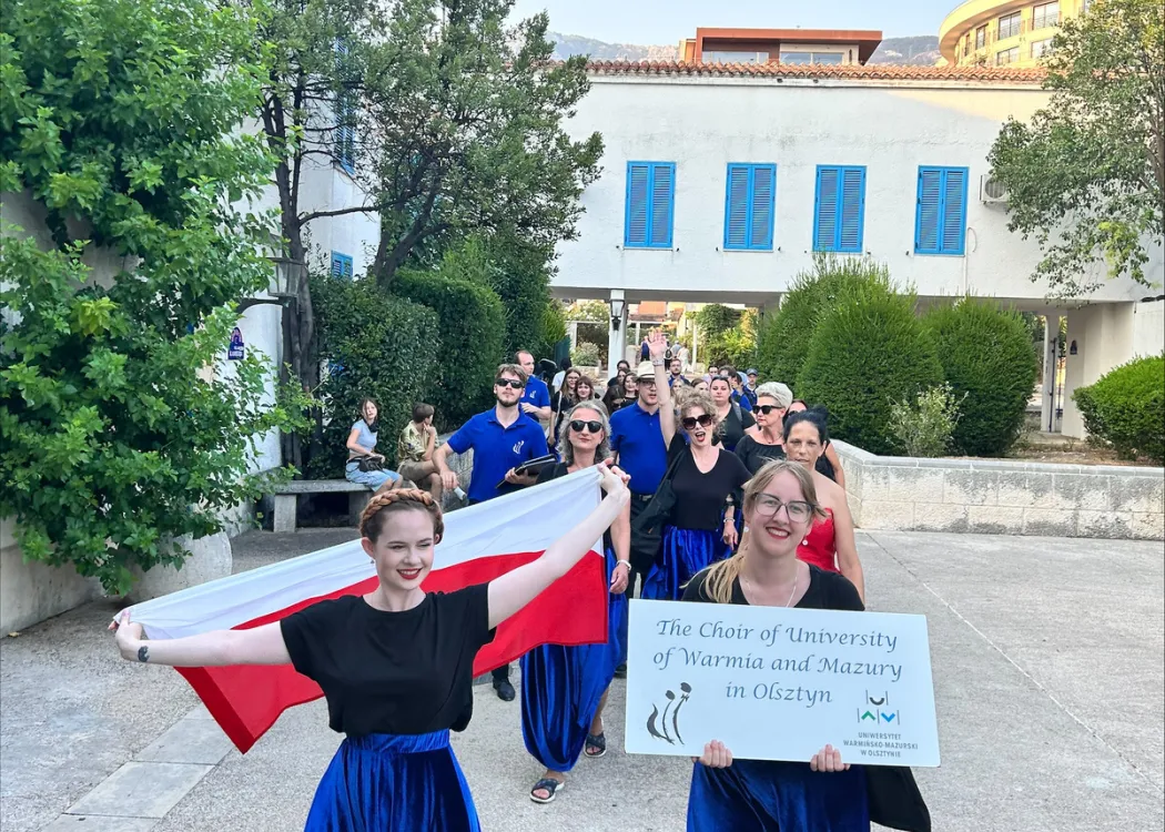 Chór im. prof. Wiktora Wawrzyczka w Czarnogórze pozuje z flagą