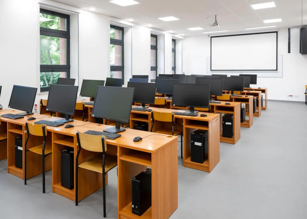 Odnowiony budynek Wydziału Nauk Ekonomicznych: wnętrze
