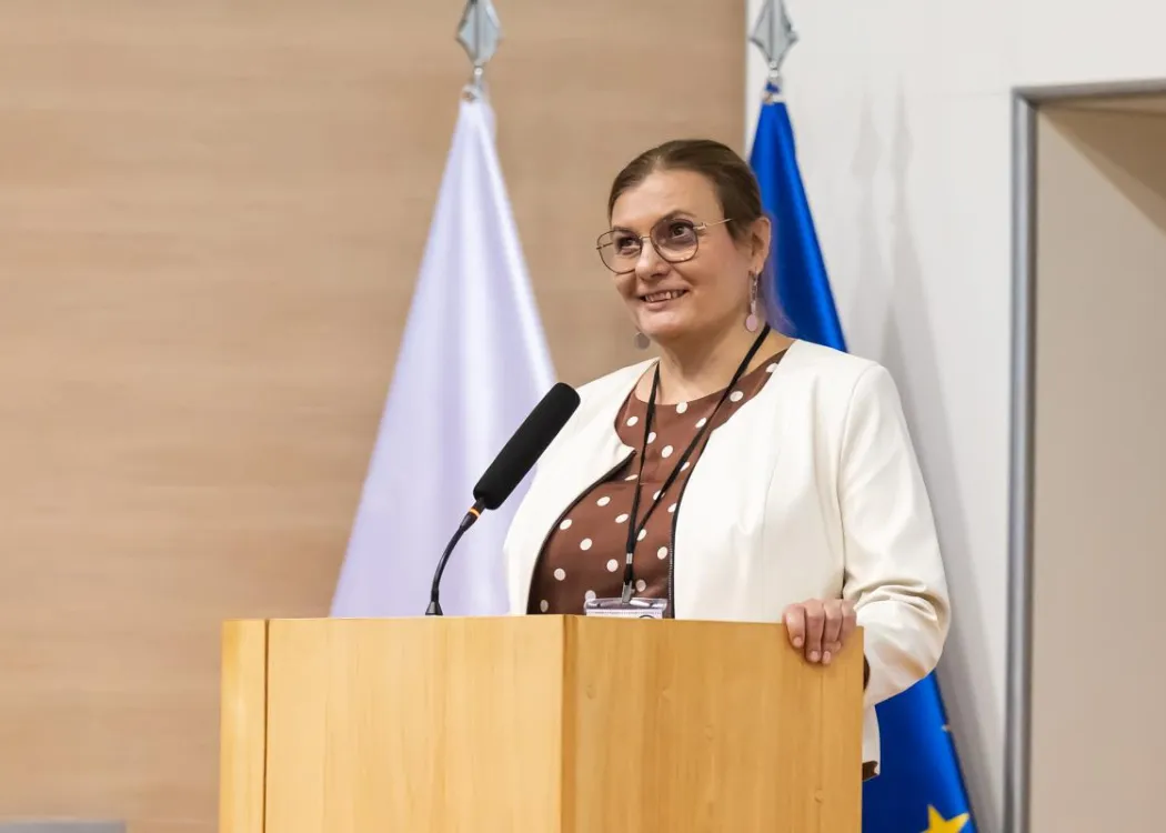 Konferencja „Żywność – bezpieczeństwo, jakość, zdrowie”: kobieta prowadząca konferencję na mównicy 