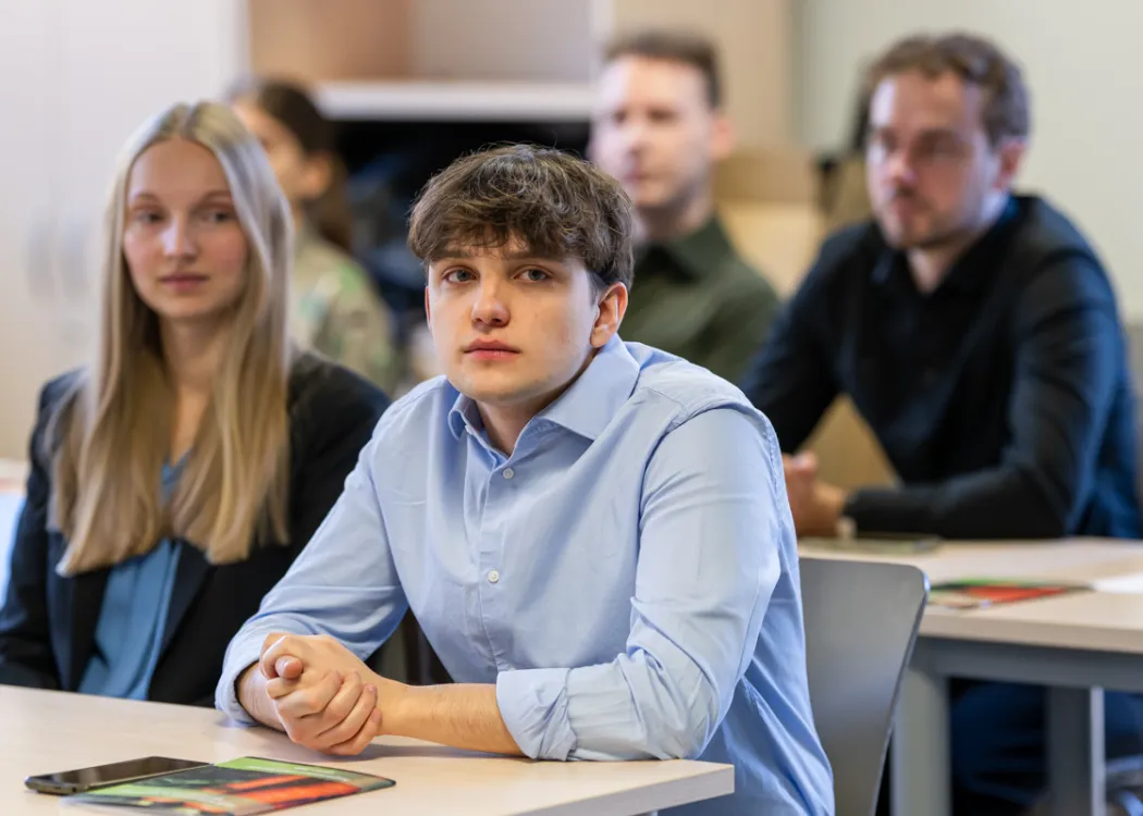 uczestnicy konferencji siedzą w ławkach i przysłuchują się wystąpieniom