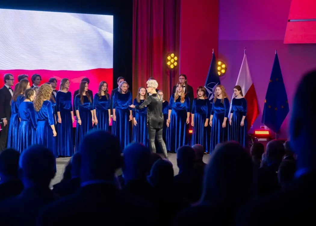I Międzynarodowe Forum Odporności Społecznej: Chór im. Wiktora Wawrzyczka śpiewa hymn Polski