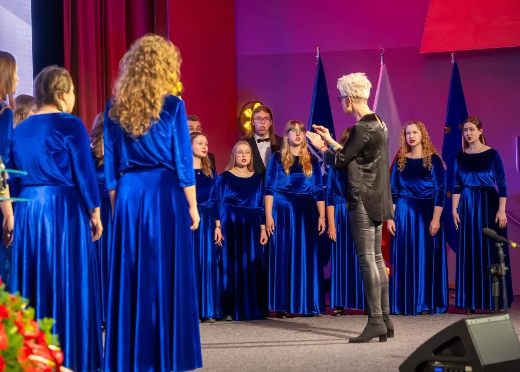 I Międzynarodowe Forum Odporności Społecznej: Chór im. prof. Wiktora Wawrzyczka śpiewa hymn Polski 