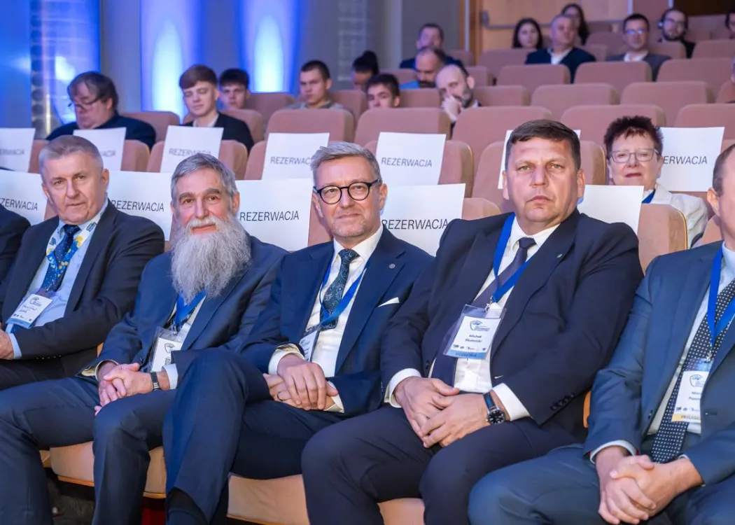 I Międzynarodowe Forum Odporności Społecznej: rektor UWM siedzi na widowni w towarzystwie innych uczestników forum