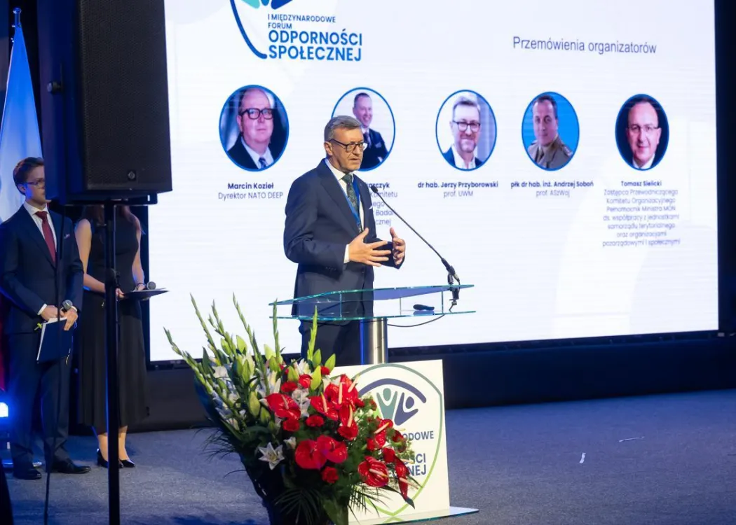 Rektor UWM, prof. Jerzy Przyborowski przemawia podczas I Międzynarodowego Forum Odporności Społecznej