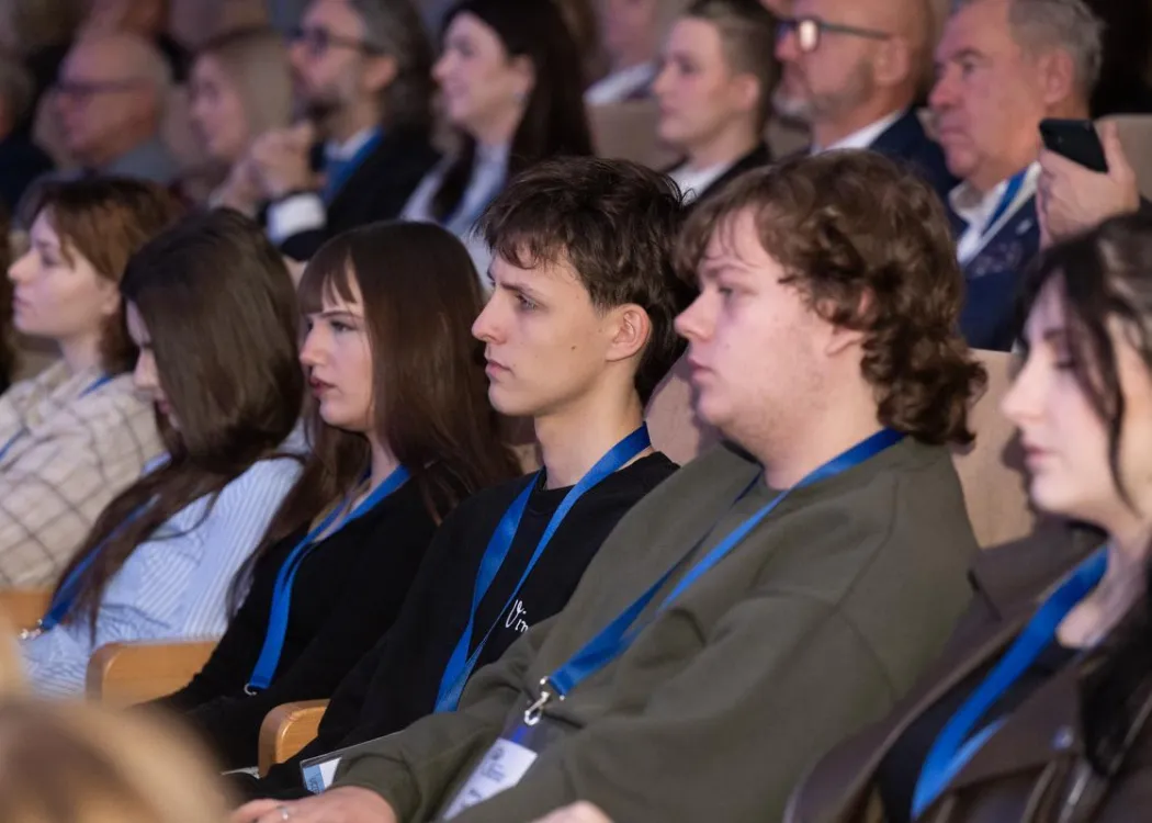 I Międzynarodowe Forum Odporności Społecznej: studenci siedzą na widowni podczas forum
