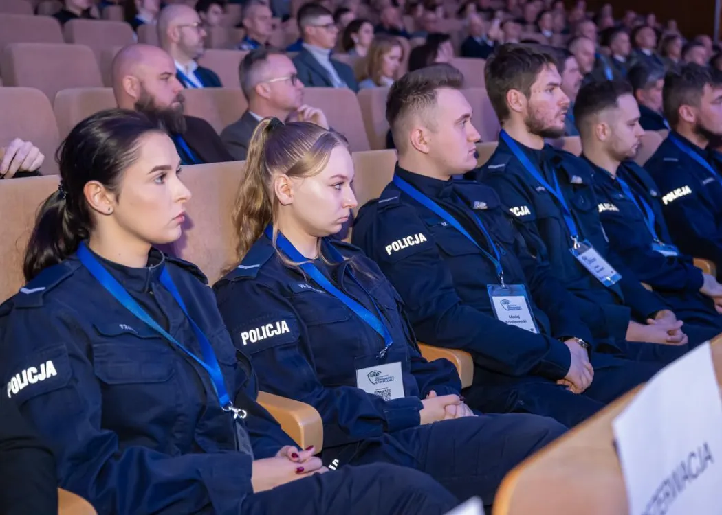 I Międzynarodowe Forum Odporności Społecznej: przedstawiciele policji siedzą na widowni