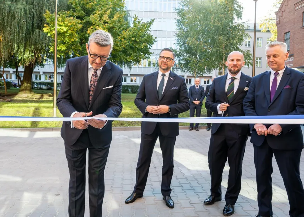 Rektor UWM przecina wstęgę podczas otwarcia nowych budynków WNE i WG