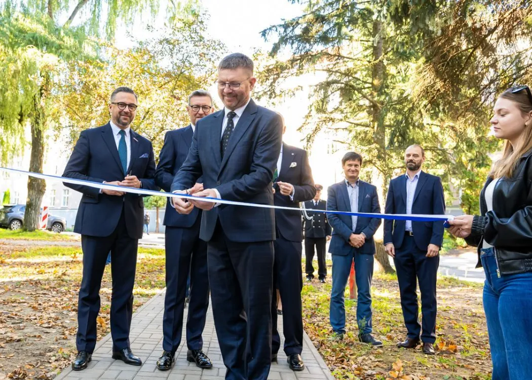 Dziekan Wydziału Geoinżynierii Dariusz Popielarczyk przecina wstęgę z okazji otwarcia nowego budynku Wydziału Geoinżynierii