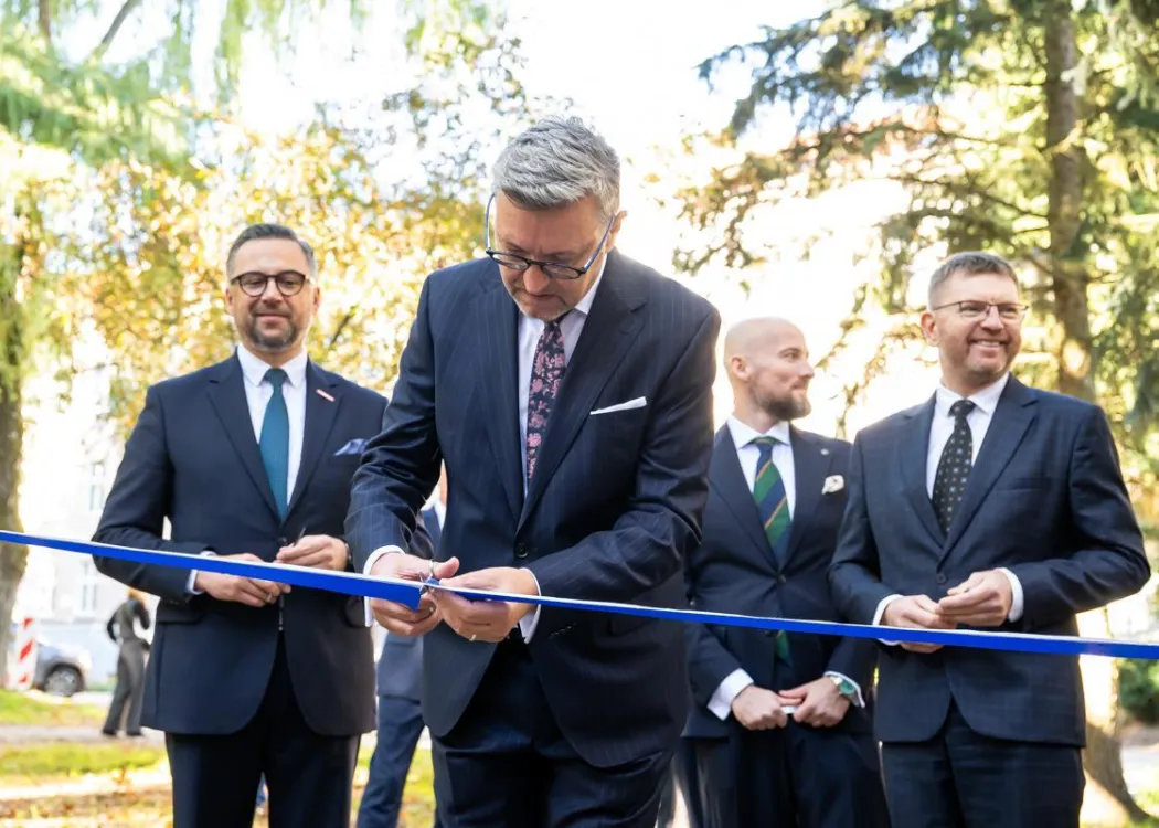 Rektor Jerzy Przyborowski przecina wstęgę z okazji otwarcia nowego budynku Wydziału Geoinżynierii