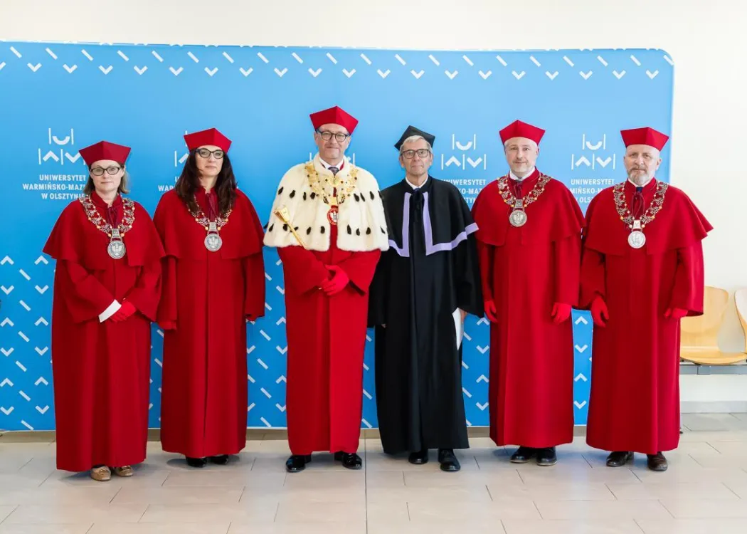 Inauguracja roku akademickiego 2026/2027: kolegium rektorskie pozuje do zdjęcia z doktorem honoris causa