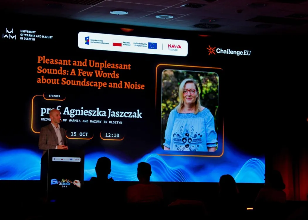 Art & Science Day na UWM: widok na scenę podczas wystąpienia prof. Agnieszki Jaszczak 