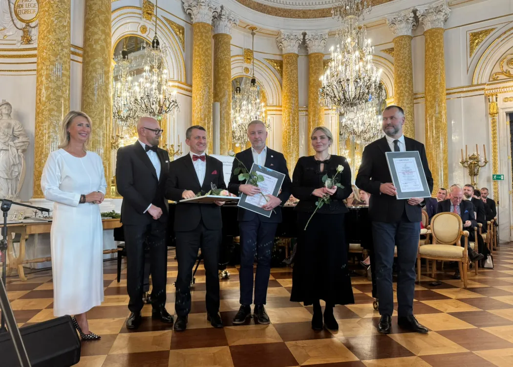 Gala Lodołamacze 2026, w gronie reprezentantów wyróżnionych instytucji stoi (w środku) prof. Jakub Sawicki