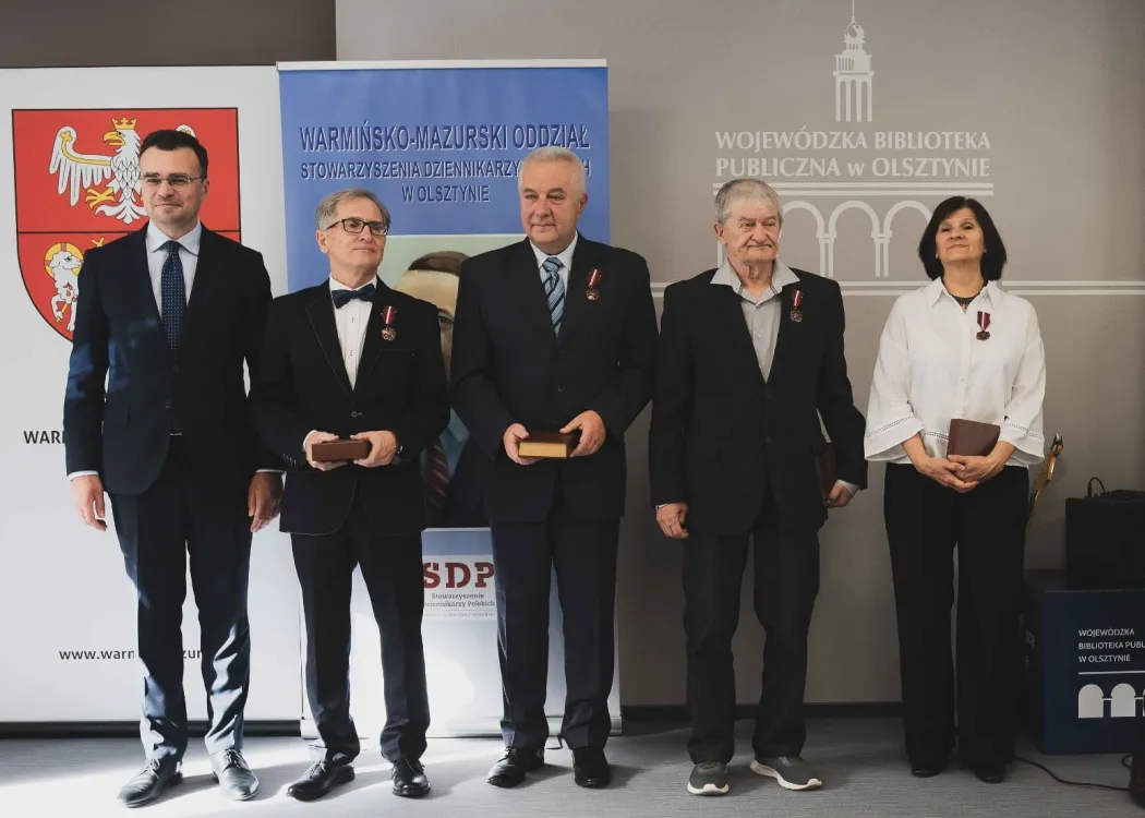 Nagrodzeni medalami pozują z wiceministrem / fot. Piotr Markowicz
