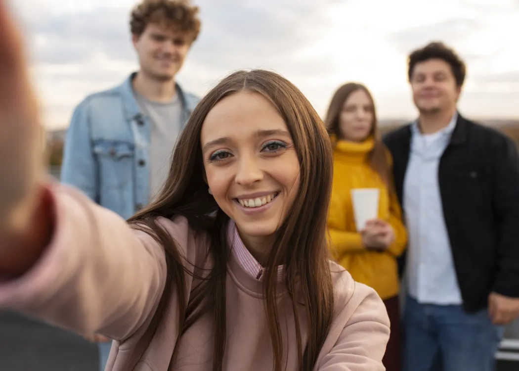 grupa młodych ludzi pozująca do selfie 